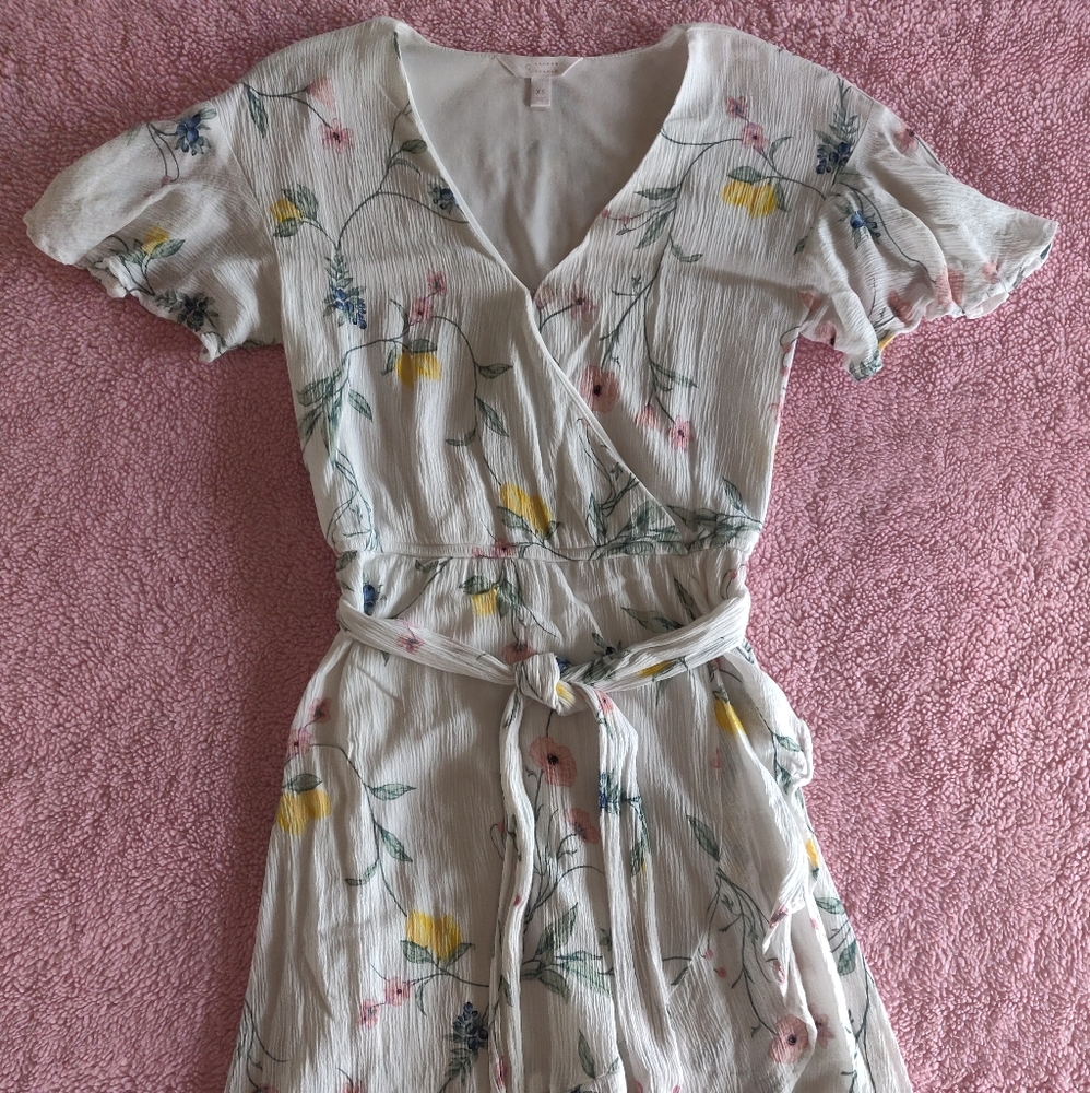 Lauren Conrad XS Floral Ruffle V-neck Dress